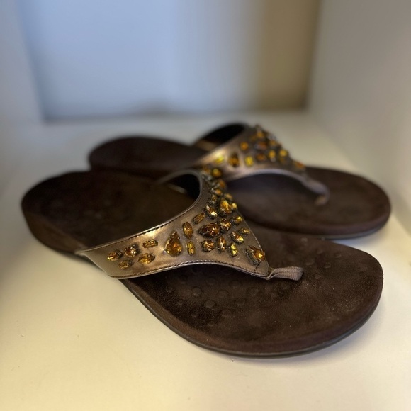 Vionic Pearl Orthaheel Womens
Size 8w Pewter Rhinestone Flip flop - Picture 1 of 5